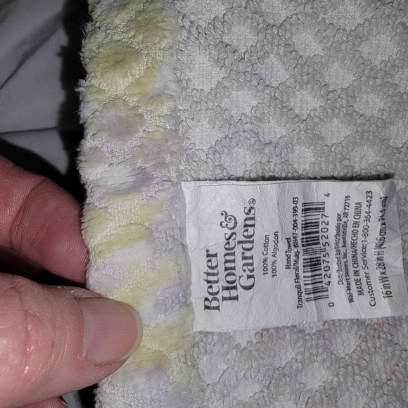 Bath towels and hand towels. - Picture 2 of 2